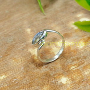 Anillo de Labradorita Azul Natural para Mujeres y Hombres |   Anillo de Labradorita con Forma de Marquesa y Bisel de Plata de Ley Hecho a Mano - Product Image 6