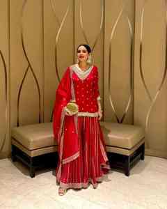 Conjunto de Pantalón y Top con Bordado Pesado y Lentejuelas con Pedrería, con Dupatta, Hermoso y Elegante Vestido Rojo Completamente Cosido - Product Image 2