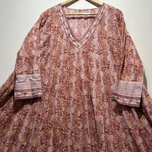 เดรสผ้าฝ้ายออร์แกนิคสีส้มสำหรับผู้หญิง ดีไซน์หรูหรา คอวี แขนยาวทรงบาน เอวเข้ารูป สไตล์ชาติพันธุ์ - Product Image 5