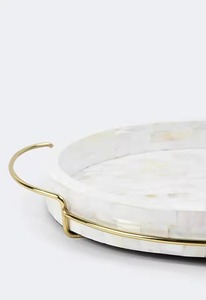 Bandeja ovalada hecha a mano con diseño minimalista de mosaico de conchas y asas de metal, diseño contemporáneo para decoración del hogar. - Product Image 2