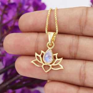 สร้อยคอรูปดอกบัวประดับมูนสโตนสีรุ้ง เงินแท้ 925 สไตล์วินเทจ จี้หมั้น NIKHIL GEMS รับรองโดยผู้ตรวจสอบอิสระ ของขวัญสำหรับผู้หญิง - Product Image 1