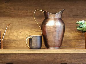 Ensemble de carafes en cuivre pour une esthétique de cuisine épurée, ensemble métallique avec verres, durable et réutilisable, vaisselle de cuisine et de salle à manger - Product Image 4