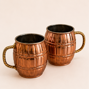 Mug à Moscow Mule en cuivre pur, forme baril, fait main, avec poignée en laiton, pour cocktails et soirées. - Product Image 1