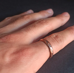 Bague en cuivre massif gravée avec un motif de symbole de l'œil ancestral, robuste et thérapeutique - Product Image 1