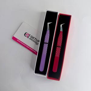 Pince à cils professionnelle en acier inoxydable de qualité supérieure, revêtement poudré violet et rouge, pour volume russe, marque privée - Product Image 2