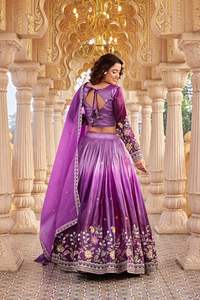 Ensemble Lehenga Choli et Dupatta en soie avec broderies lourdes, style traditionnel longueur ras du sol pour mariages et occasions festives - Product Image 4