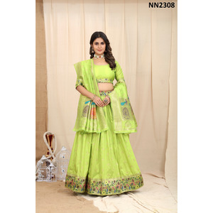 Lehenga choli แบบดั้งเดิม

ได้รับสัมผัสแบบดั้งเดิมกับรูปลักษณ์ของคุณประดับด้วยวัสดุ jacquard lehenga ที่ตกแต่งด้วย All-O - Product Image 1