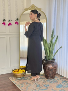 Último Modelo de Kurti Negro de Viscosa Chanderi para Mujer con Pantalón de Viscosa Chanderi, Conjunto de Seda Chanderi con Dupatta - Product Image 4