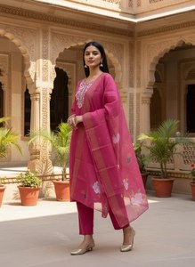 Conjunto de Kurta y Pantalón para Mujer, Tejido Floral de Rayón, Bordado, con Dupatta Estampada en Jacquard |   Ropa Étnica India de Primera Calidad - Product Image 4