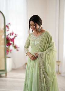 Conjunto Anarkali de Diseño Estilo Bollywood - Detalles Brillantes con Lentejuelas Arcoíris y Moti - Product Image 5