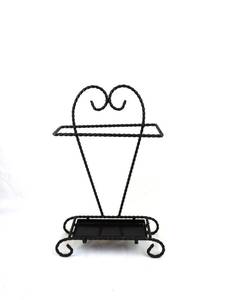 Porte-parapluie en fer forgé en forme de cœur, style vintage français - Product Image 1