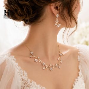 Parure de bijoux en or jaune 18 carats avec motif floral en feuilles et diamants, collier délicat en forme de fleur avec zircon cubique taille marquise et boucles d'oreilles pendantes pour mariée - Product Image 1