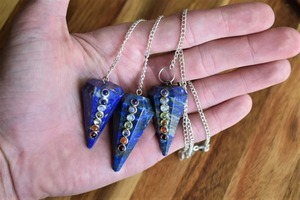 Elegante péndulo de cristal lapislázuli facetado perfecto cono de piedra de siete Chakras para meditación radiestesia al por mayor figurita de recuerdo - Product Image 2