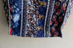 Sac fourre-tout matelassé patchwork avec imprimé floral et motif tigre, poignées rayées bleues, tissu tissé 100% coton - Product Image 5
