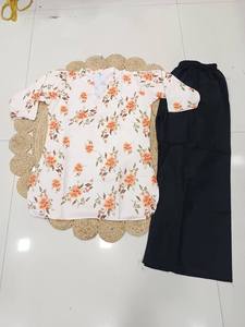 Ensemble chic en rayonne – Haut à imprimé floral de créateur avec pantalon palazzo - Product Image 5