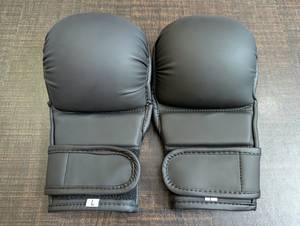 Gants de boxe demi-doigts en similicuir avec fermeture auto-agrippante pour arts martiaux, MMA et kick-boxing - Product Image 2