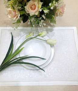 Ensemble de sets de table et de serviettes personnalisés en coton blanc brodé de petites fleurs, lavables, avec ourlet festonné, pour la maison et les événements de mariage - Product Image 2