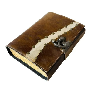 Carnet de voyage et de lecture classique en cuir véritable fait main avec fermoir métallique antique et bande texturée distinctive – Organiseur personnel - Product Image 4