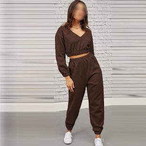 Conjunto deportivo de dos piezas para mujer, estilo crop top, moderno, para gimnasio, descanso y uso diario, en color marrón. - Product Image 1