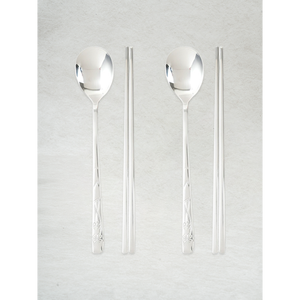 Juego de 2 cucharas de vajilla de trébol de cuatro hojas Diseño elegante para su experiencia gastronómica - Product Image 1