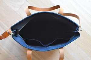 กระเป๋าถือหนังแท้สำหรับผู้หญิง ทำมือ สีพื้น พิมพ์โลโก้ตามสั่ง กระเป๋าสะพายไหล่ แฟชั่นผู้หญิง รุ่น LTB-0313 - Product Image 4