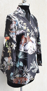 Chaqueta Kimono Japonesa de Satén 100% Seda, Ligera, Estilo Boho, para Mujer, Negra con Estampado Floral Tropical de Selva, Frente Abierto, con Estampado de Leopardo - Product Image 6