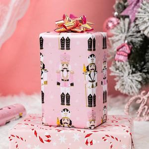 Rotolo di Carta da Regalo Natalizia Rosa Reversibile con Lamina Metallica Lucida, Schiaccianoci e Bastoncini di Zucchero per Confezioni Regalo Festive e Capodanno - Product Image 3