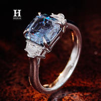Bague de fiançailles de luxe en diamant bleu de laboratoire taille Asscher, diamant bleu vif fantaisie, trois pierres avec diamants latéraux en forme de bouclier