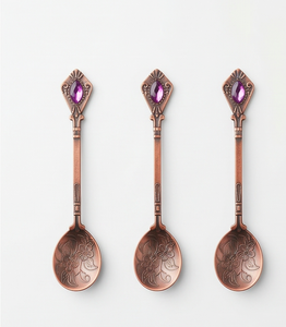 Cuillères à thé vintage plaquées cuivre avec manches ornés de pierres violettes, motif floral gravé, finition mate, ensemble de couverts en métal durable pour usage domestique - Product Image 1