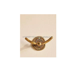 Ganchos decorativos de latón para pared, para interiores clásicos y tradicionales, que mejoran el almacenamiento y la exhibición con una artesanía elegante. - Product Image 1