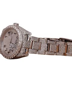 Reloj de pulsera de lujo con diamantes, esfera con números arábigos estilizados, manecillas metálicas, bisel con piedras preciosas, brazalete ornamentado, brillante y lujoso - Product Image 6
