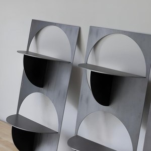 Estante Flotante de Pared Minimalista de Metal Negro con Doble Capa de Almacenamiento - Product Image 1