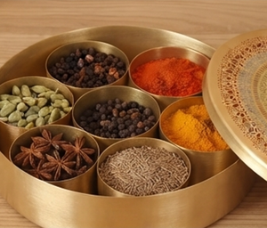 Boîte à épices artisanale ronde en laiton avec 6 compartiments, couvercle de conception antique fait main, support de rangement pour la cuisine - Product Image 5