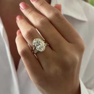 Ensemble de Bague de Fiançailles UNIQUE avec Diamant Oval de 5 Carats Cultivé en Laboratoire, Sertissage Géorgien à Griffes, en Or Jaune, Ensemble Nuptial Assorti - Product Image 1