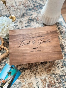 Boîte à souvenirs de mariage en bois rustique personnalisée, écologique, présentoir de table avec design en relief - Product Image 5