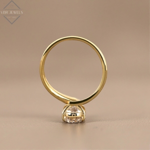 Bague ovale en diamant avec accent en or jaune, pierre solitaire, bijou de fiançailles, cadeau pour femme, design de luxe - Product Image 5
