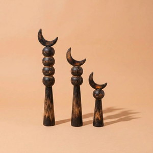 Ensemble de sculptures artisanales en bois teinté foncé en forme de croissant de lune, avec sphères empilées et bases coniques, pour décoration arabe - Product Image 1