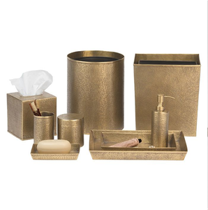 Juego de accesorios de baño de lujo en oro antiguo con un elegante acabado de metal cepillado y martillado, disponible a precios de mayorista. - Product Image 1