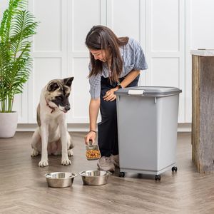 Contenitore Ermetico per Cibo per Cani con Ruote, Paletta da 2 Tazze, Capacità 24,5 kg, Contenitore per Alimenti per Animali Domestici con Paletta Integrata, Ciotole e Mangiatoie per Animali - Product Image 5