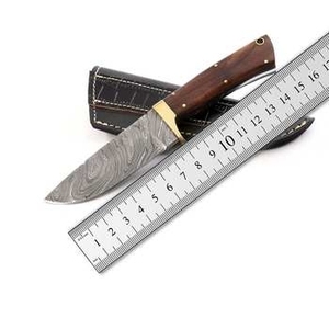 Couteau de survie tactique portable de qualité industrielle en acier de Damas pour le camping et la chasse, avec lame à pointe tombante et manche en bois - Product Image 1