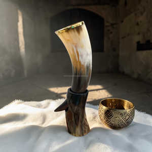 Corne à boire viking de qualité supérieure avec bordure en laiton et support en bois, tasse à bière médiévale artisanale à prix avantageux - Product Image 4