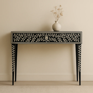 Mesa consola curva con incrustaciones de hueso en forma de cascada, con un audaz e innovador mosaico geométrico en blanco y negro, disponible a precios de mayorista. - Product Image 3