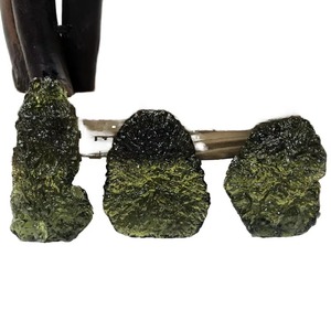 Pierre de Moldavite Naturelle Brute en Gros, Cristal de Tektite Verte Authentique, Cristal de Guérison Brut Certifié Authentique de Haute Qualité - Product Image 1