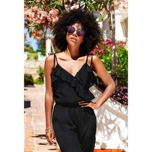 Superbe combinaison de vacances Boho Chic en coton noir pour femme avec nœud à l'épaule à volants barboteuse avec taille naturelle teint uni tissé - Product Image 3