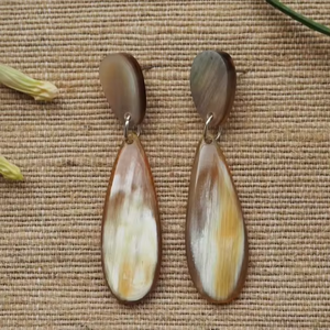 Pendientes artesanales ecológicos de cuerno de búfalo modernos con diseño personalizado para bodas y fiestas. - Product Image 3