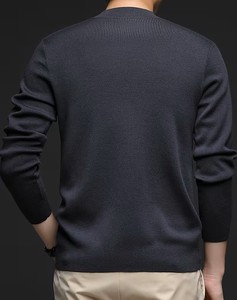 Pull léger brodé vintage pour homme - Tricot classique uni à col rond, doux et confortable pour un usage quotidien décontracté - Product Image 2