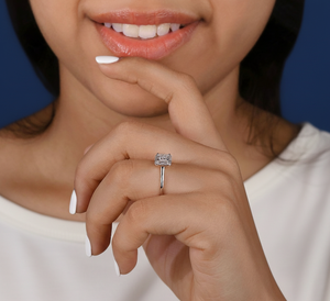 Anillo de Compromiso y Boda con Halo de Diamantes Cultivados en Laboratorio, Corte Princesa, 1.09 Quilates, Oro Blanco de 14K, Bañado en Rodio, VVS2, Certificado IGI - Product Image 6