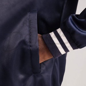 Veste de baseball classique en satin bleu marine pour homme, style bomber décontracté, boutons pression, style Letterman, avec bordure côtelée rayée - Product Image 4