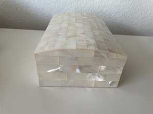 Boîte de rangement pour bijoux en incrustation de nacre exclusive, organisateur décoratif artisanal pour bijoux, accessoires, trésors et cadeaux haut de gamme - Product Image 1