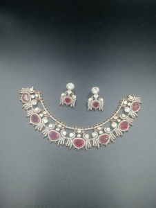 ชุดเครื่องประดับทองชุบเงินคลาสสิกจาก Amaira Jewels ประดับด้วยพลอยเพทายสีแดง ดีไซน์ลายดอกไม้ สำหรับผู้หญิง เหมาะสำหรับงานแต่งงาน สไตล์ราชสถาน - Product Image 6
